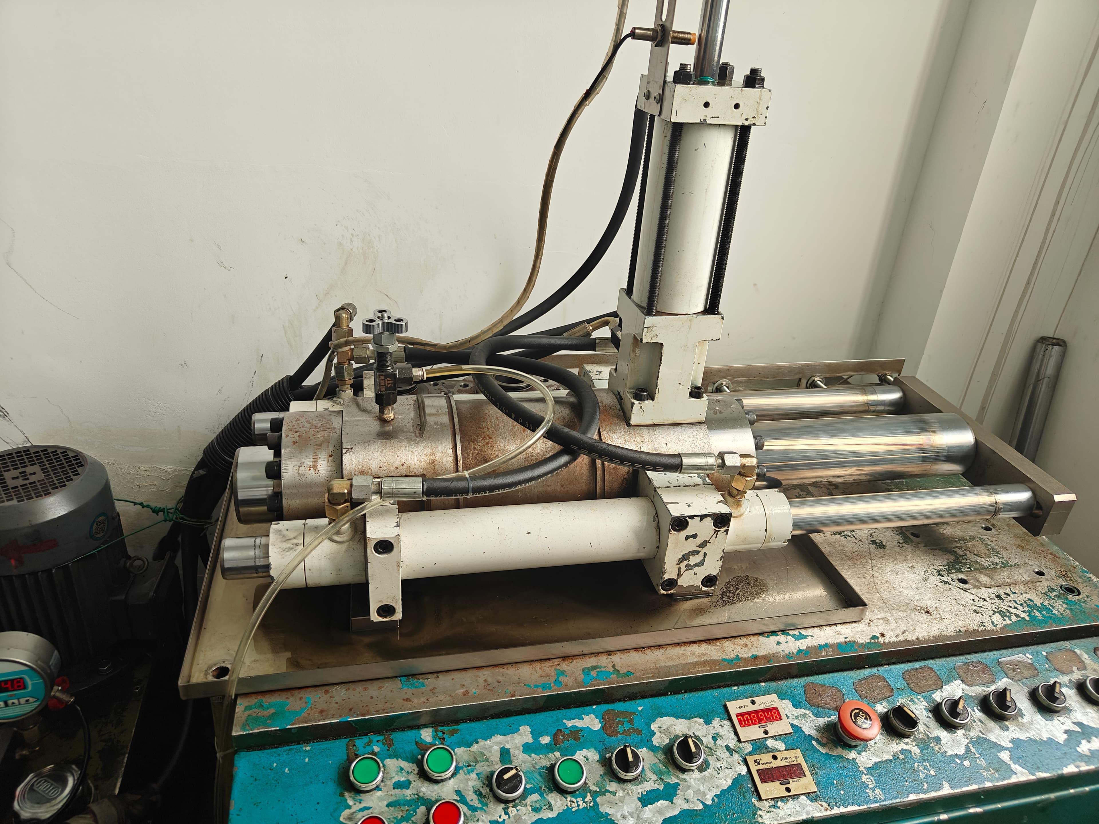 Hydraulic testing machine